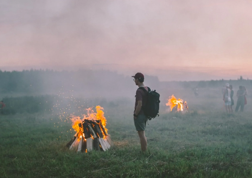 Dream of House on Fire: What It Means & How to Respond