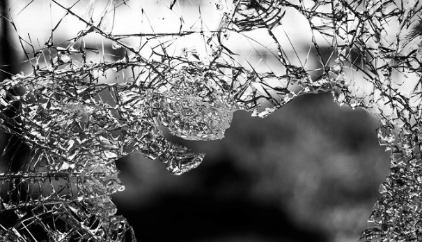 dreams about broken glass