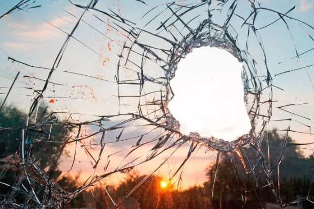dreams about broken glass