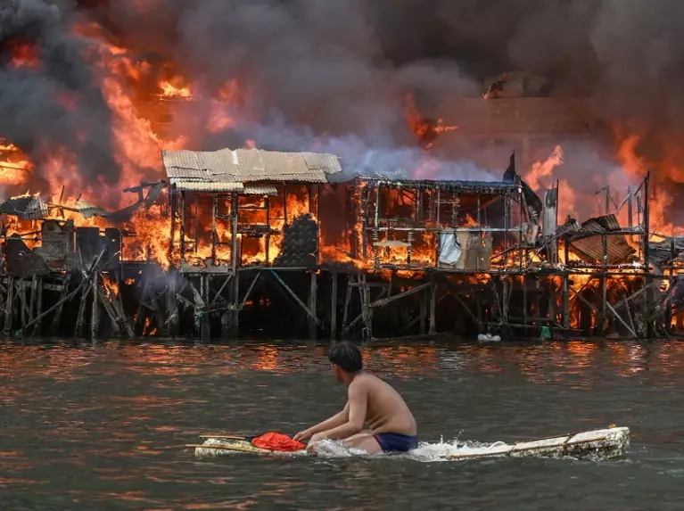 Dream of a House on Fire: 5 Meanings & How to Respond