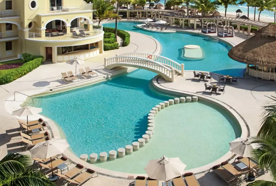what does dreaming of a hotel mean