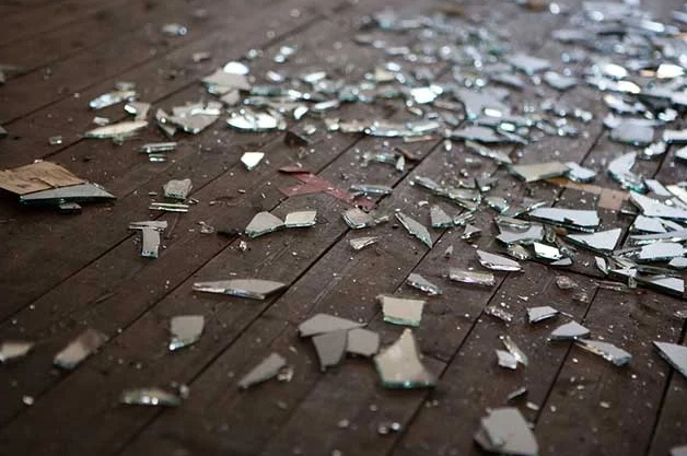 dream interpretation broken glass