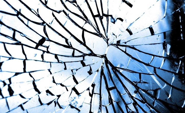 Dream Interpretation Shattered Glass: Meaning, Symbolism & Analysis